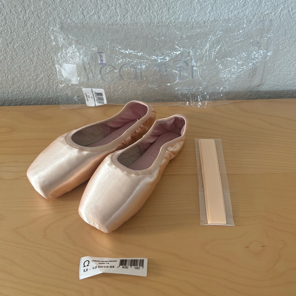 NWT Wear Moi Omega Pointe Shoes (1/2 Reinforced Hard Shank/Size 5.5/Widt…